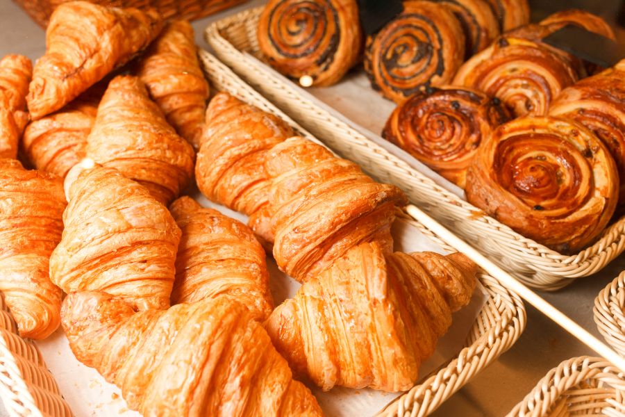 Crossaints und süße Schnecken in der Auslage bei Backwaren